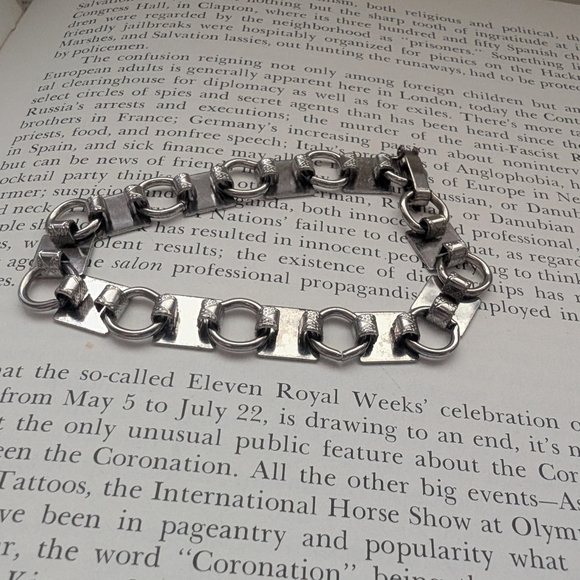 Silver Geometric Chain Bracelet - Picture 2 of 9